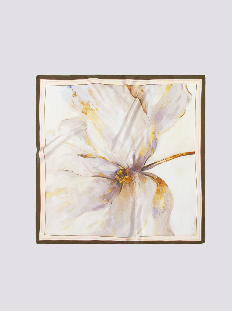 mała jedwabna apaszka 53 x 53 cm z namalowanym kwiatem i brązową obwódką zdjęcie 4