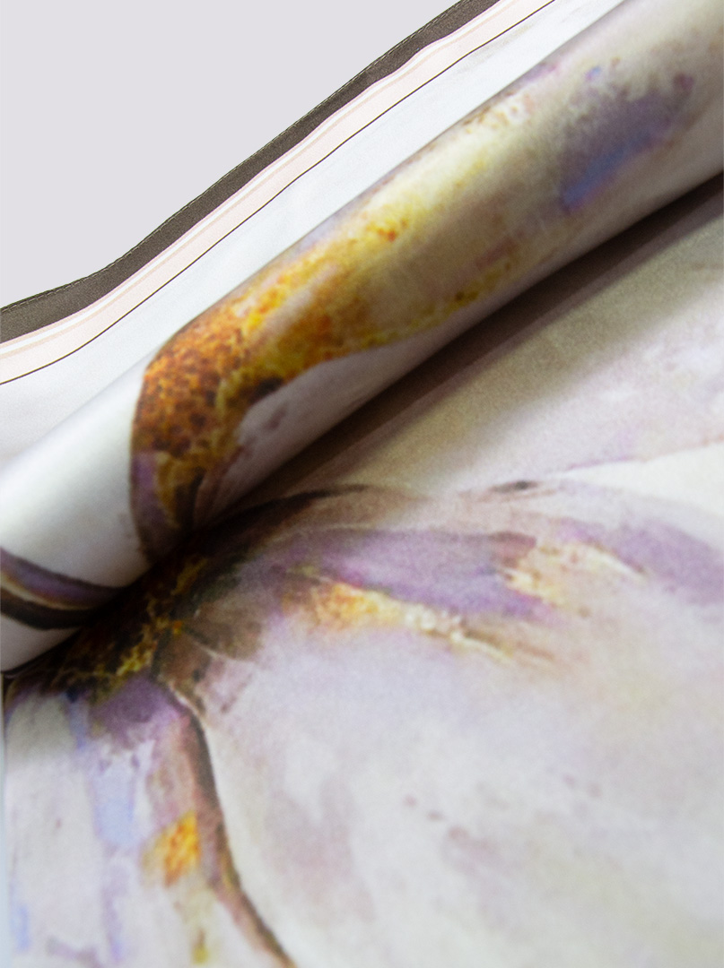 mała jedwabna apaszka 53 x 53 cm z namalowanym kwiatem i brązową obwódką zdjęcie 3