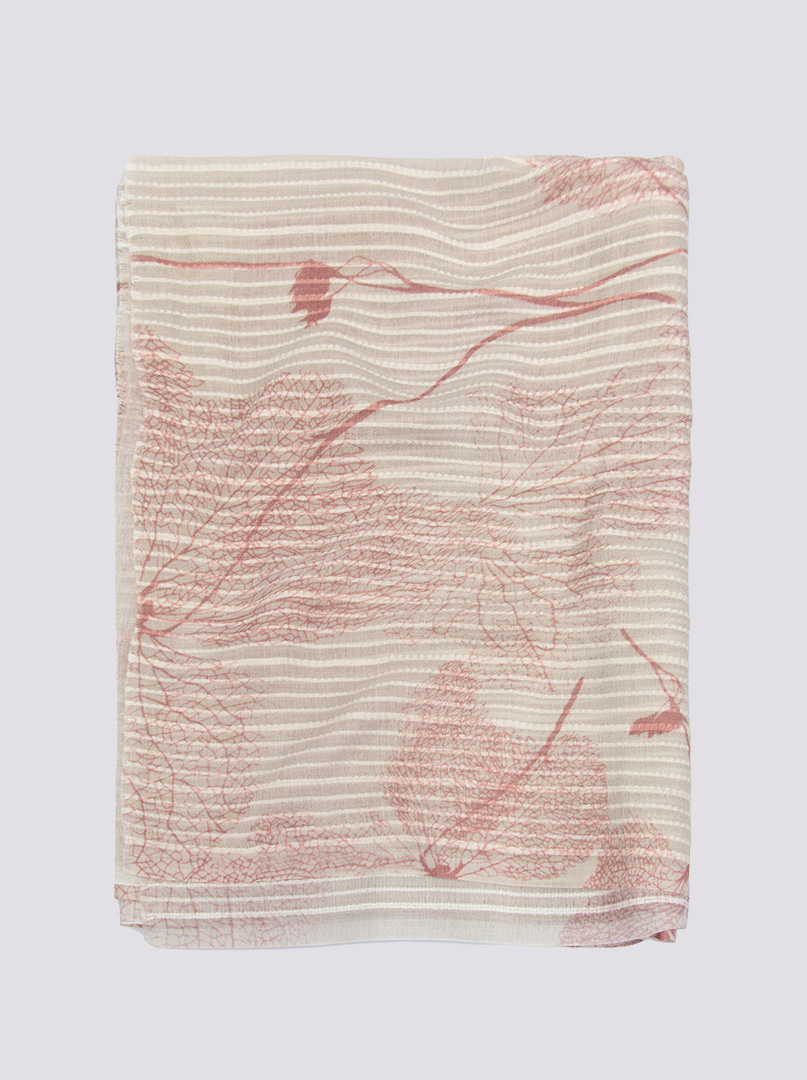 Szal lekki beżowy z  motywem różowych liści 80 cm  x 190 cm zdjęcie 4