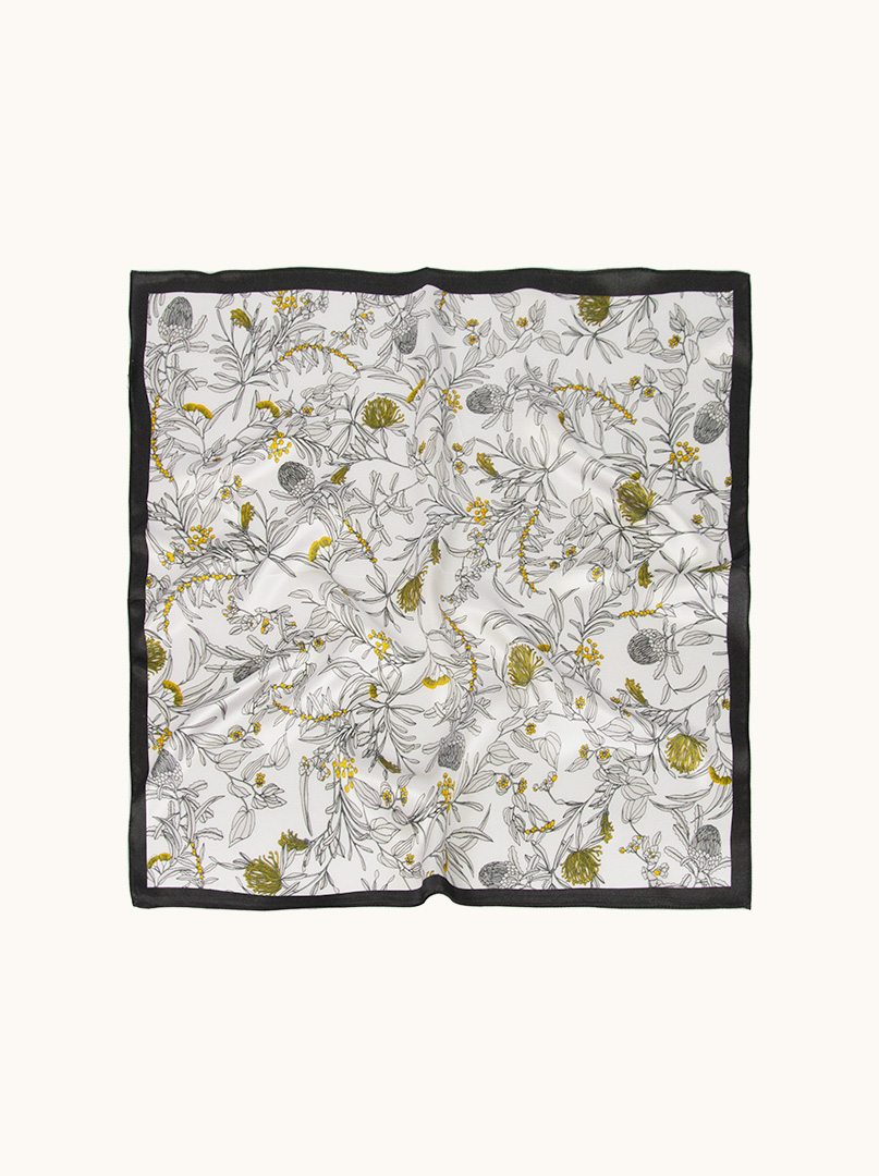 Mała apaszka jedwabna gawroszka biała w żółte kwiaty 53x53 cm zdjęcie 4