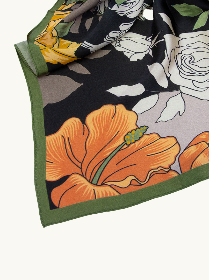 Apaszka duża z jedwabiu 86x86 cm z namalowanymi pomarańczowymi oraz żółtymi kwiatami PREMIUM zdjęcie 4