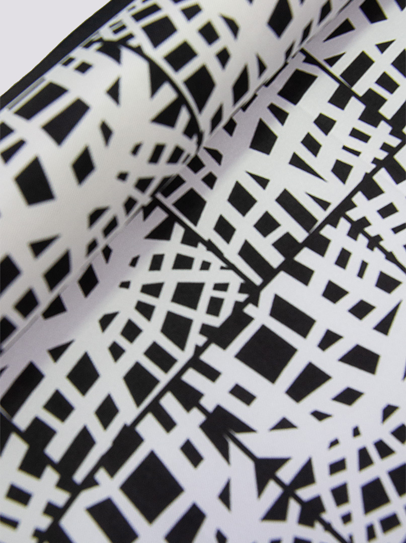 Jedwabna  poszetka w biało-czarne geometryczne wzory zdjęcie 2