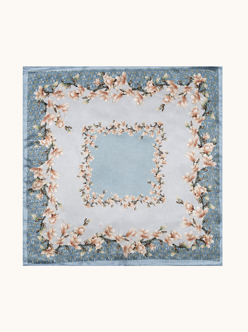 Mała apaszka jedwabna damska gawroszka niebieska w magnolie 53cm x 53cm zdjęcie 2