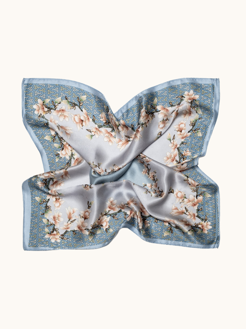 Mała apaszka jedwabna damska gawroszka niebieska w magnolie 53cm x 53cm zdjęcie 3