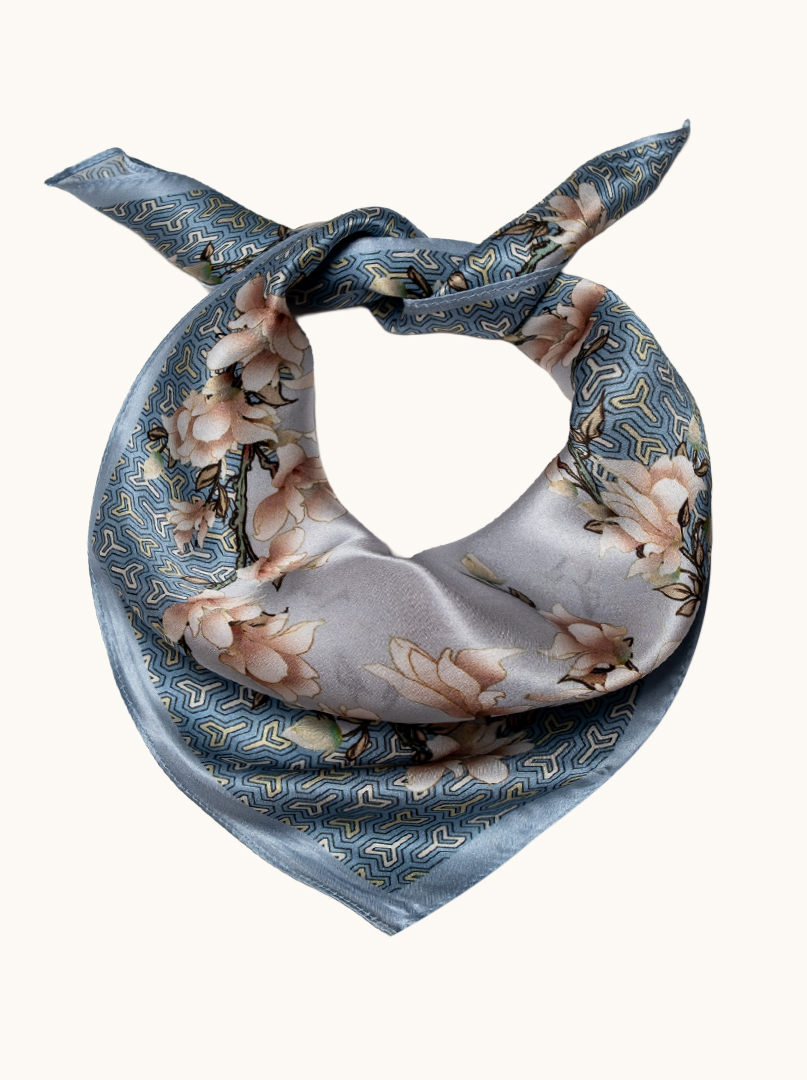 Mała apaszka jedwabna damska gawroszka niebieska w magnolie 53cm x 53cm zdjęcie 1