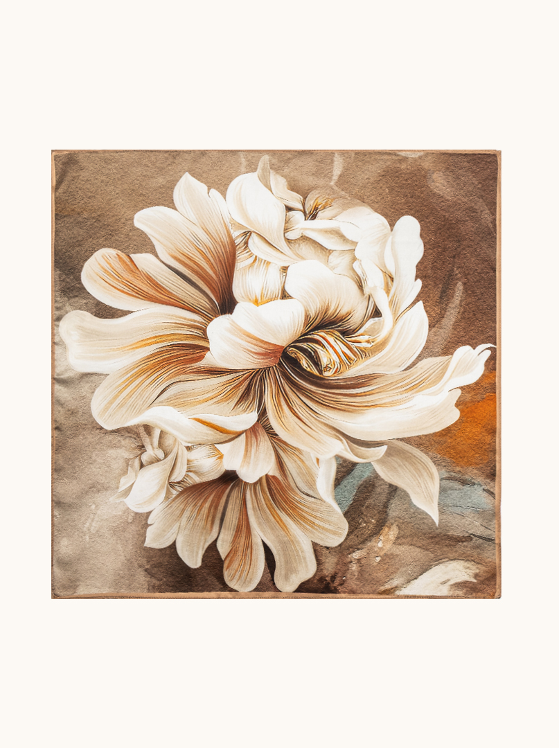Mała apaszka jedwabna beżowa z kwiatem piwonii 53cm x53cm zdjęcie 2