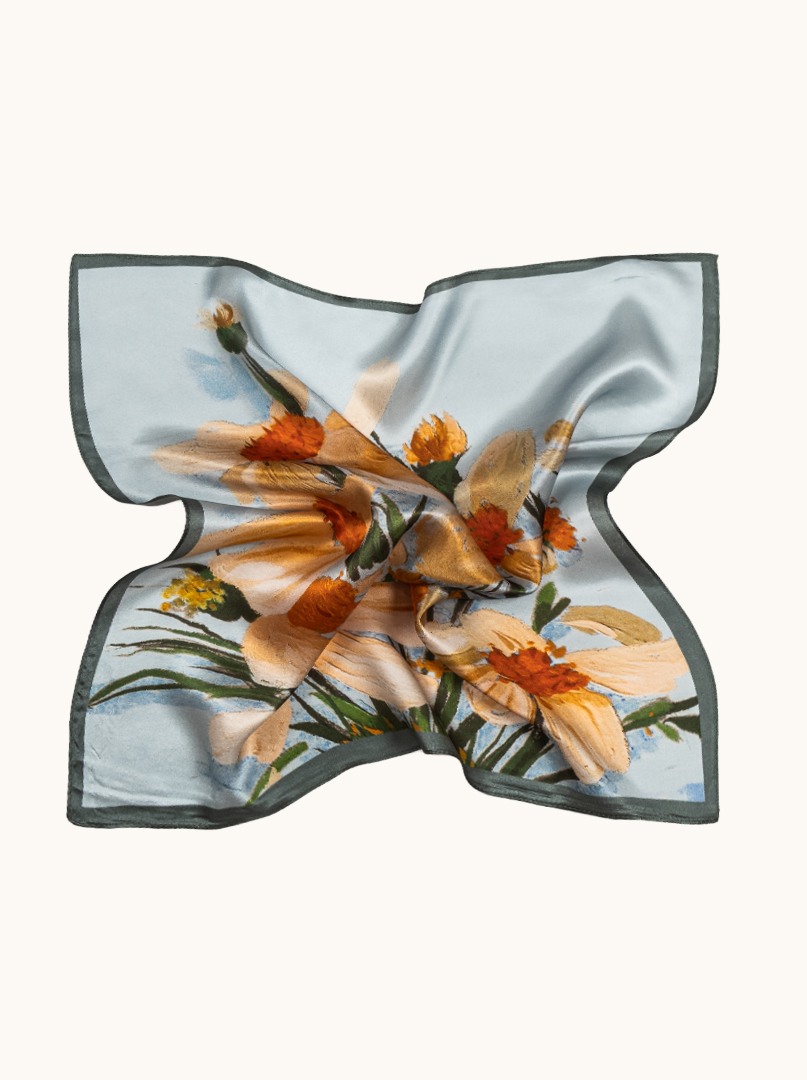Mała apaszka jedwabna błękitna z kwiatowym printem 53cm x53cm zdjęcie 3