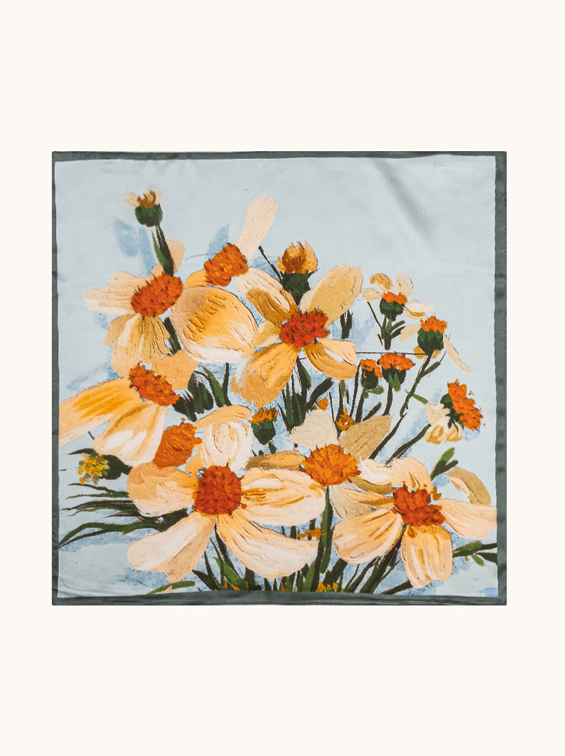 Mała apaszka jedwabna błękitna z kwiatowym printem 53cm x53cm zdjęcie 2