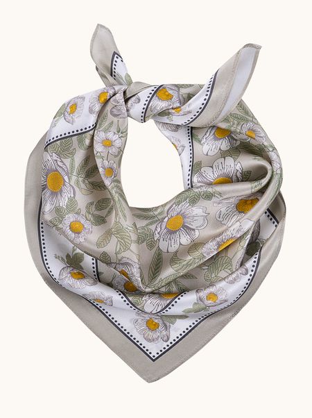 Apaszka jedwabna w w kwiaty kremowa z żółtym akcentem 53x53 cm