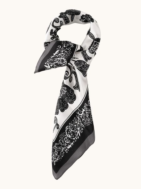 Apaszka jedwabna czarno biała z orientalnym wzorem 70x70 cm