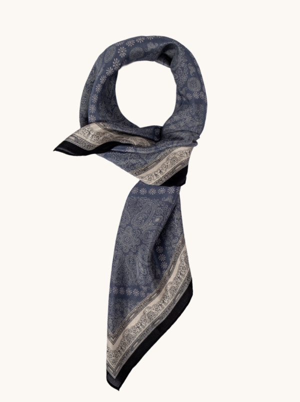 Apaszka jedwabna niebieska z eleganckim ornamentem 65x65 cm