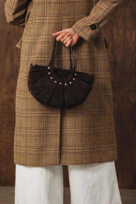 Mała zamszowa torebka damska ZOE brązowa z łańcuszkiem PREMIUM