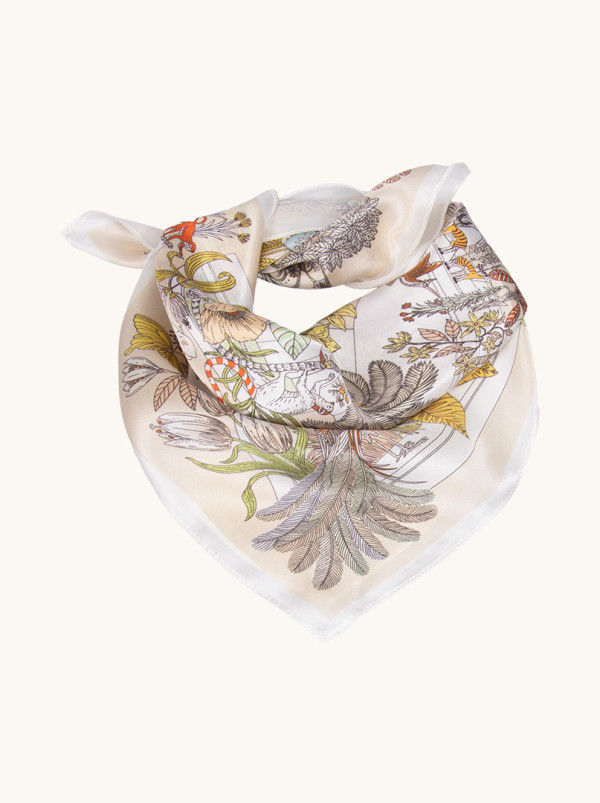 Apaszka jedwabna beżowa z egzotycznym światem flory i fauny 53x53 cm