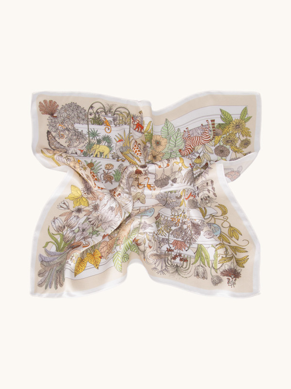 Apaszka jedwabna beżowa z egzotycznym światem flory i fauny 53x53 cm