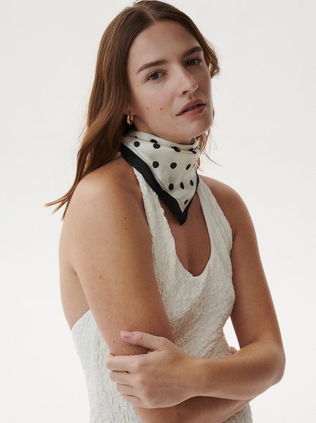 Apaszka jedwabna kremowa w grochy 70x70 cm