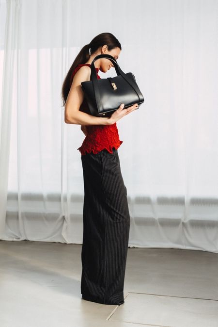 Mała skórzana torebka damska EMMA czarna na pasku z saszetką PREMIUM