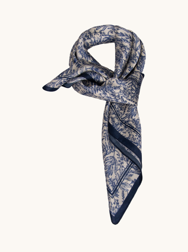 Apaszka jedwabna  z  niebieską  obwódką z motywem roślinnym  65 cm x65 cm 