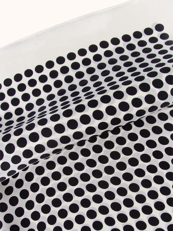 Apaszka jedwabna biała w czarne groszki 70 cm x 70 cm