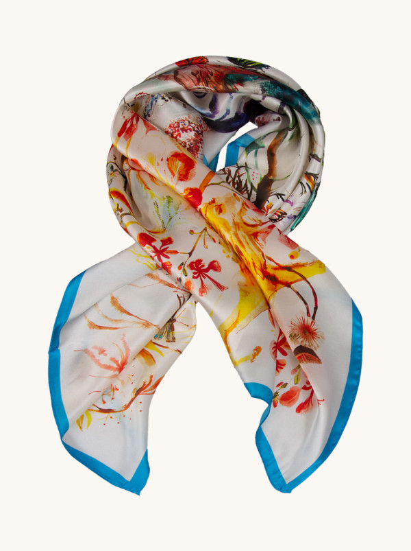 Apaszka  jedwabna  z niebieską obwódką i wzorem inspirowanym naturą   90 cm x 90 cm 