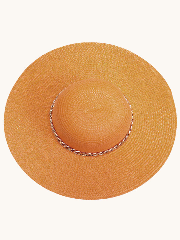 Kapelusz pomarańczowy ze złotym łańcuchem