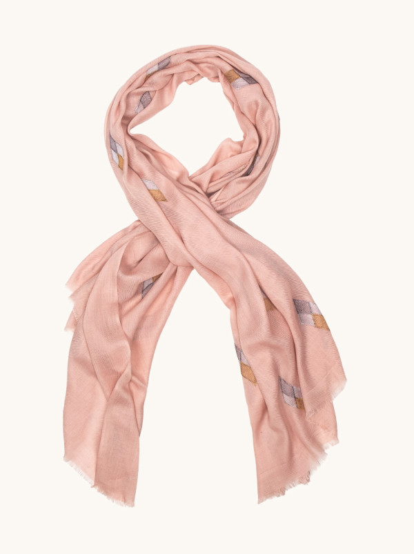 Delikatny szal w kolorze pudrowego różu w geometryczny hafty 95cm x 190cm