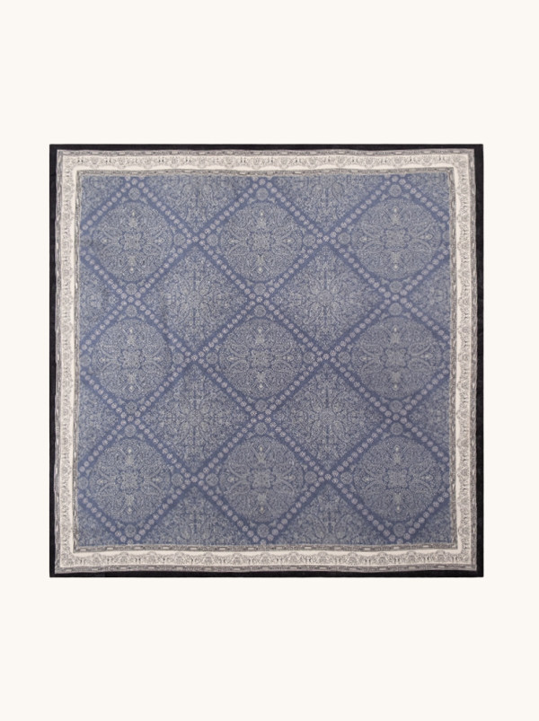 Apaszka jedwabna niebieska z eleganckim ornamentem 65x65 cm