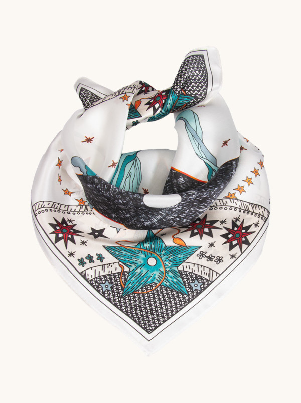 Apaszka jedwabna biała z motywem gwiazd 53x53 cm