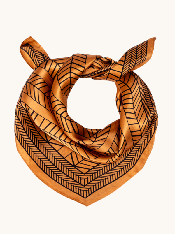 Apaszka jedwabna pomarańczowa w czarną jodełkę 53x53 cm