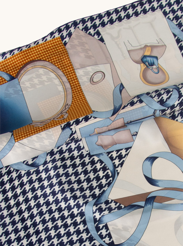 Duża chusta jedwabna niebieska w pepitkę z motywem galanterii 110cm x 110cm