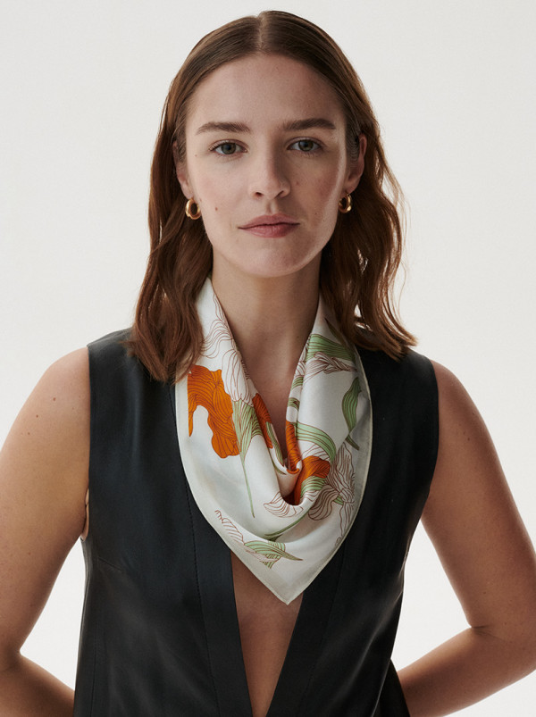 Mała apaszka jedwabna gawroszka w irysy 53 cm x 53 cm PREMIUM