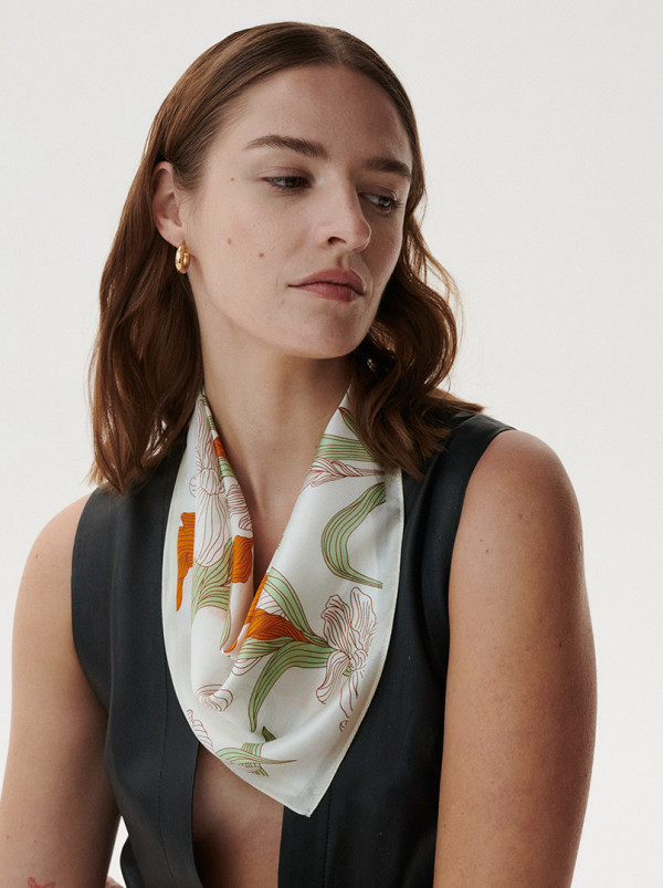 Mała apaszka jedwabna gawroszka w irysy 53 cm x 53 cm PREMIUM