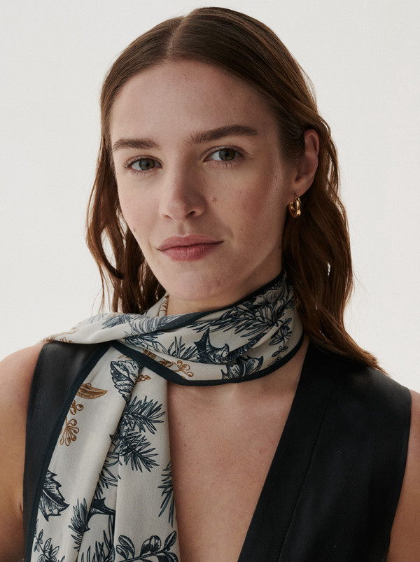Szal z jedwabnej krepy kompozycja botaniczna 35x140 cm PREMIUM