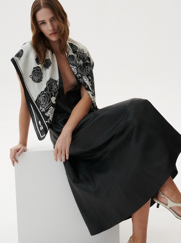 Duża apaszka jedwabna w czarno-kremowa w róże 90cm x 90cm PREMIUM