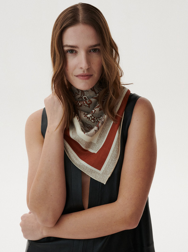 Ekskluzywna chusta z klasycznym motywem paisley 125 x 125cm PREMIUM