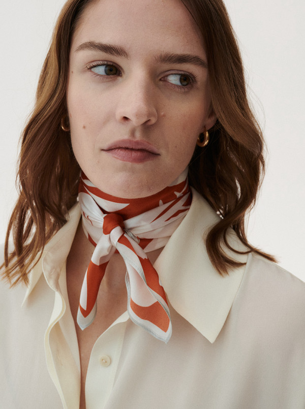 Apaszka jedwabna z motywem białych kwiatów 70 cm x 70 cm PREMIUM