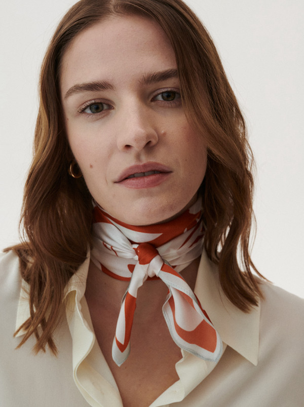 Apaszka jedwabna z motywem białych kwiatów 70 cm x 70 cm PREMIUM