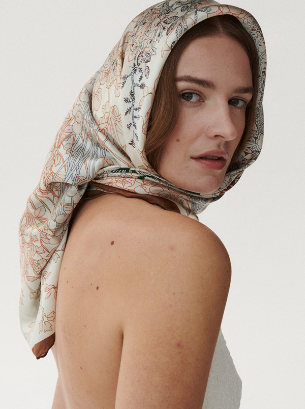 Duża chusta jedwabna botaniczna opowieść 110 cm x 110 cm PREMIUM