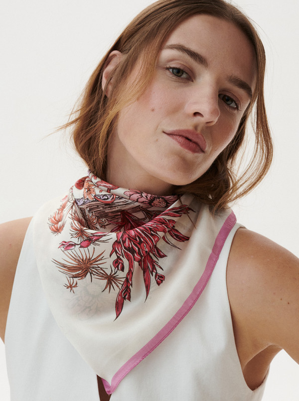 Duża apaszka jedwabna różowa z motywem roślinnym 90 cm x 90 cm PREMIUM