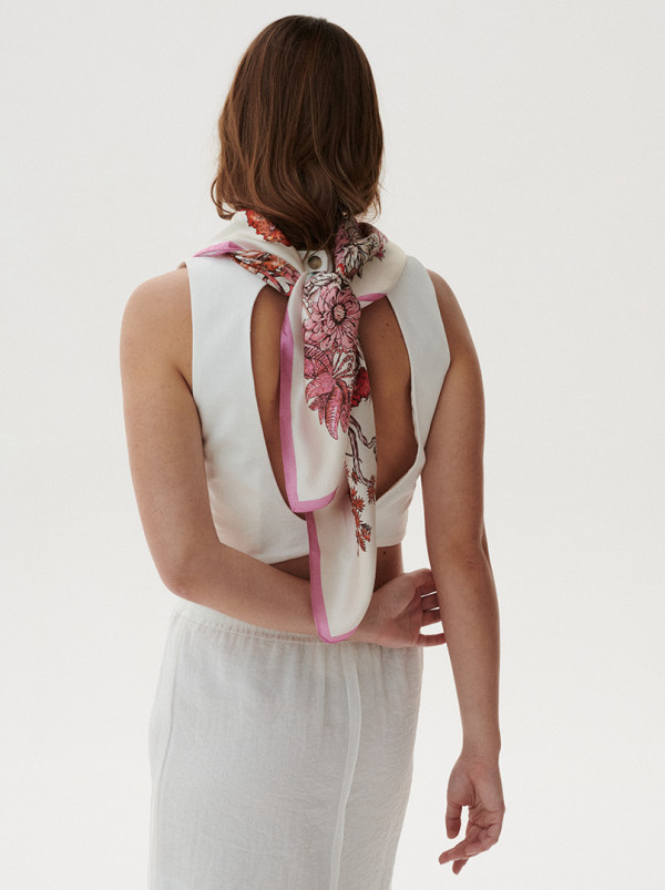 Duża apaszka jedwabna różowa z motywem roślinnym 90 cm x 90 cm PREMIUM