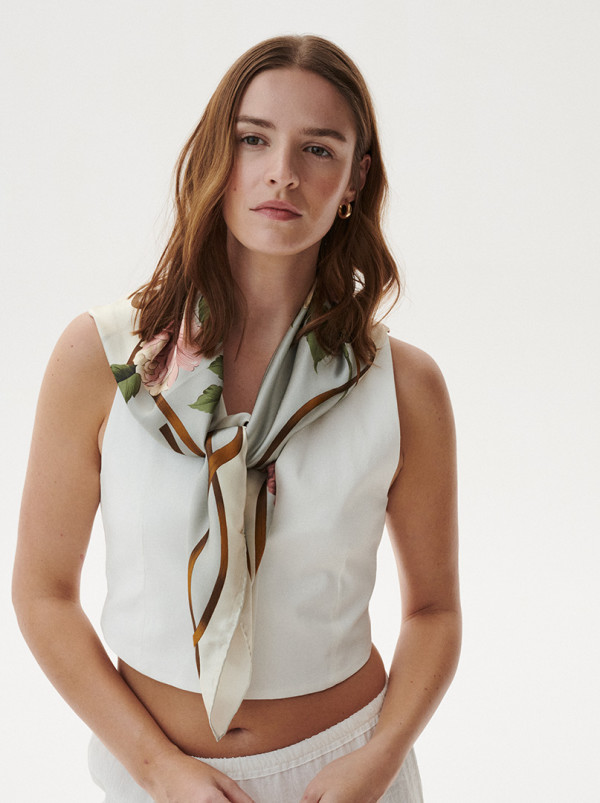 Apaszka jedwabna z motywem pudrowych róż 90cm x 90cm PREMIUM