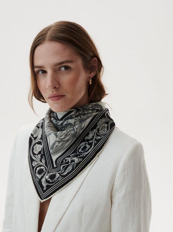 Apaszka wełna z jedwabiem z motywem roślinnym PREMIUM 88 cm x 88 cm