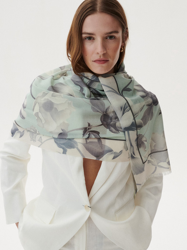 Szal wełniany w odcieniu szałwiowym w kwiaty 95 cm x 210 cm PREMIUM