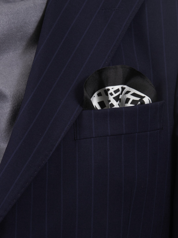 Jedwabna  poszetka w biało-czarne geometryczne wzory