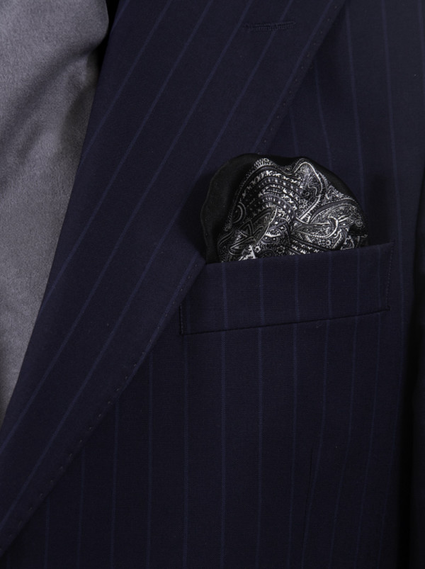 Jedwabna poszetka grafitowo-czarna  z wzorami