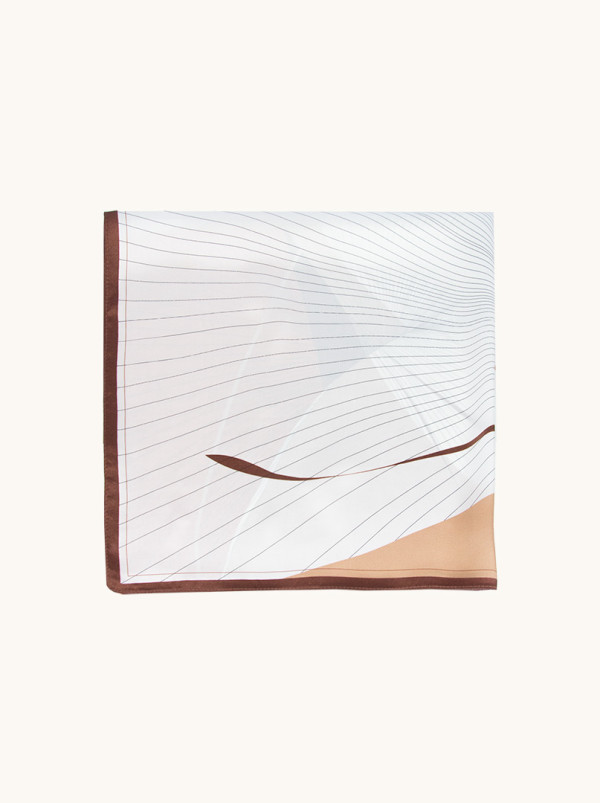 Apaszka jedwabna beżowa we wzory geometryczne 53x53 cm