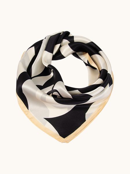 Apaszka jedwabna kremowa w czarne kwiaty 70x70 cm