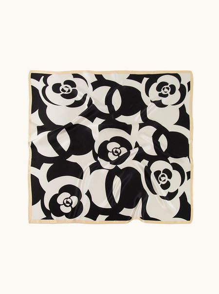 Apaszka jedwabna kremowa w czarne kwiaty 70x70 cm