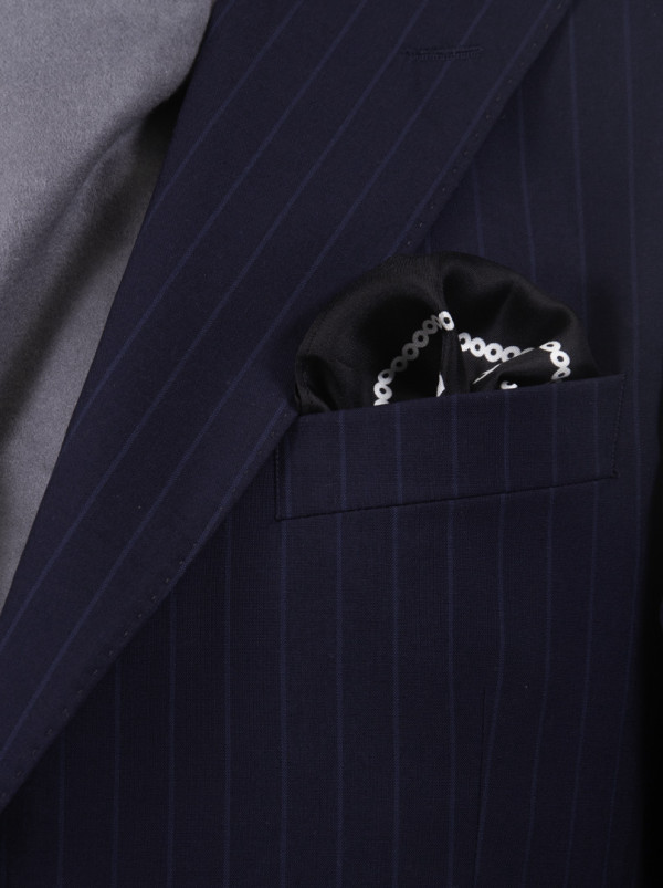 Jedwabna poszetka czarna w kotwice  32 cm x 32 cm