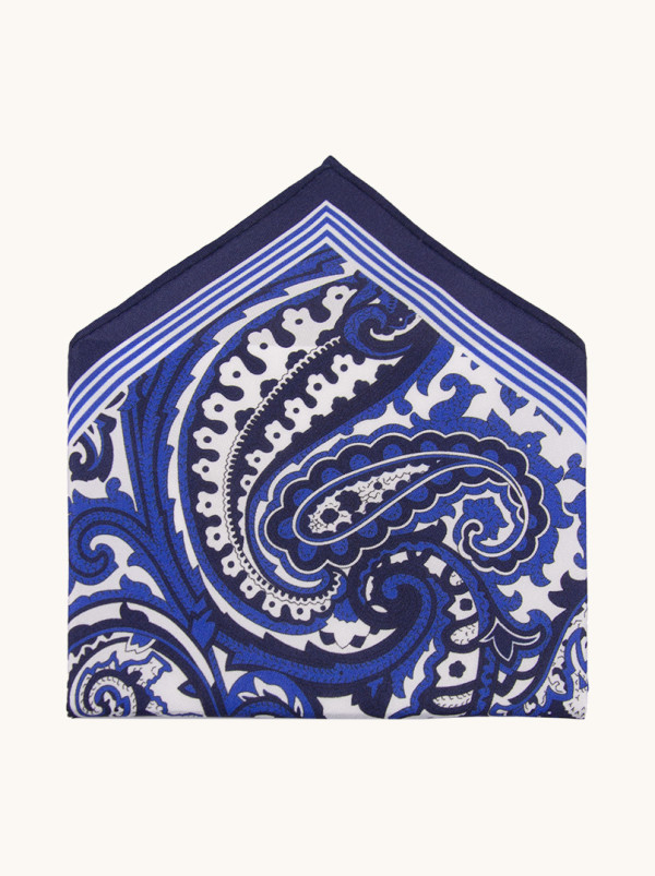 Jedwabna poszetka w granatowo-niebieskie  wzory