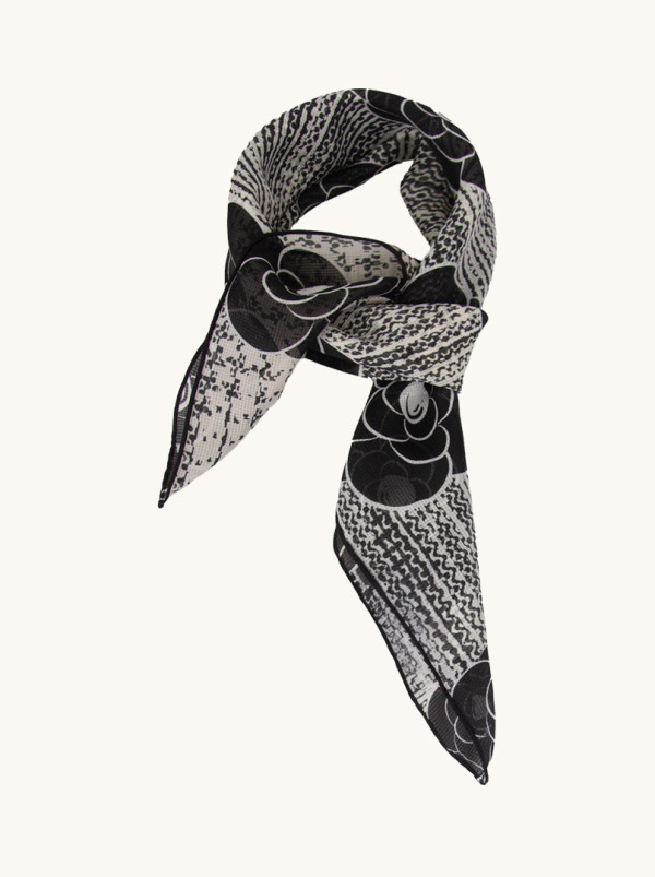 Apaszka z jedwabnej krepy Stylowe kwiaty 65x65 cm